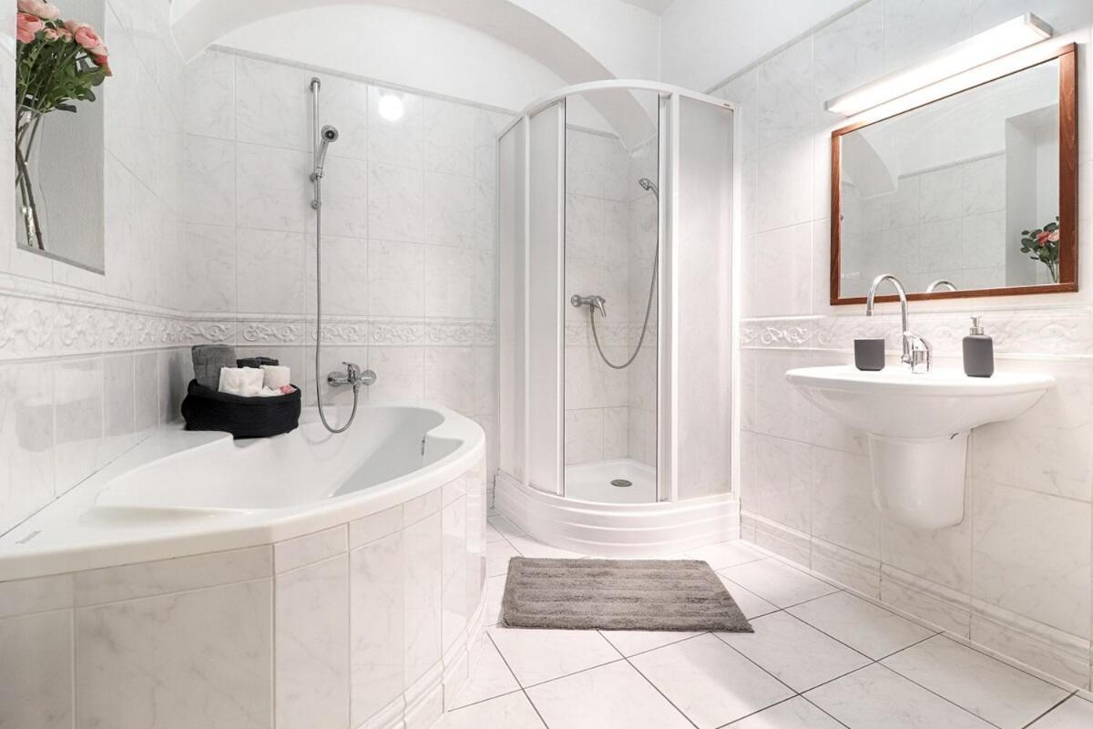 Apartament Bright & Spacious At Mala Strana, Charles Bridge 3 Min Of Walk Praga Zewnętrze zdjęcie