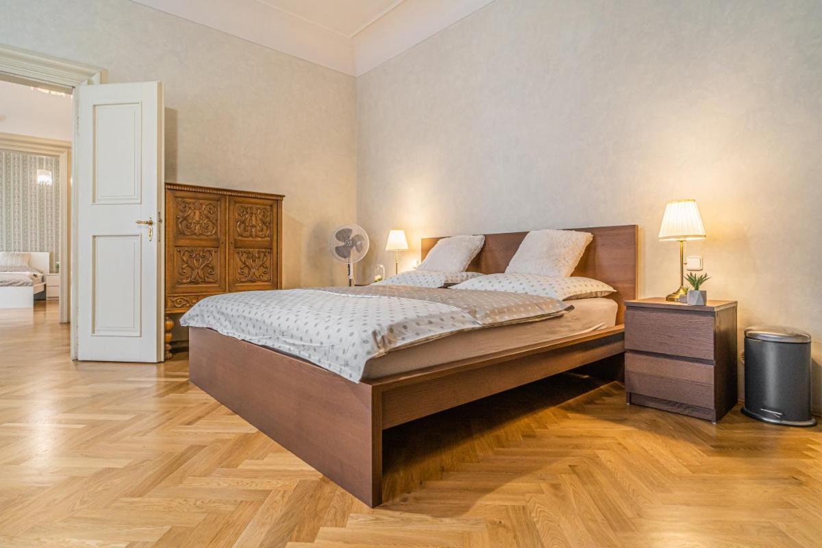 Apartament Bright & Spacious At Mala Strana, Charles Bridge 3 Min Of Walk Praga Zewnętrze zdjęcie