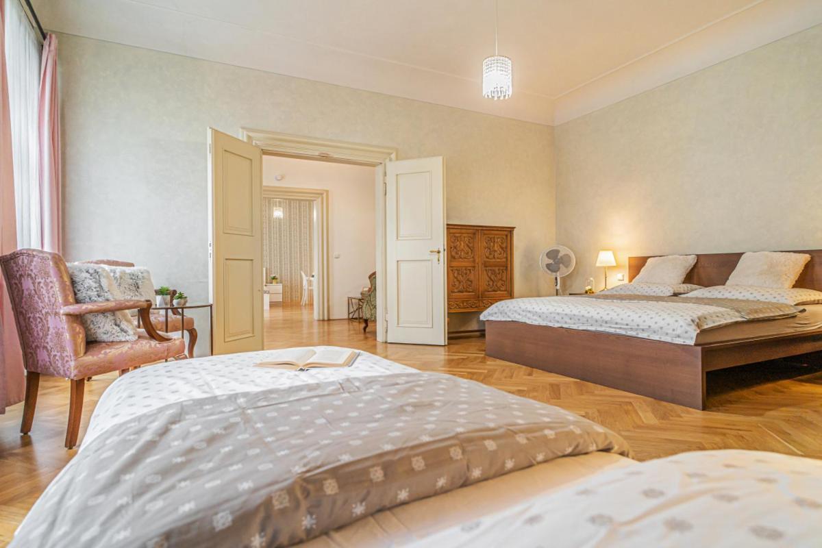 Apartament Bright & Spacious At Mala Strana, Charles Bridge 3 Min Of Walk Praga Zewnętrze zdjęcie