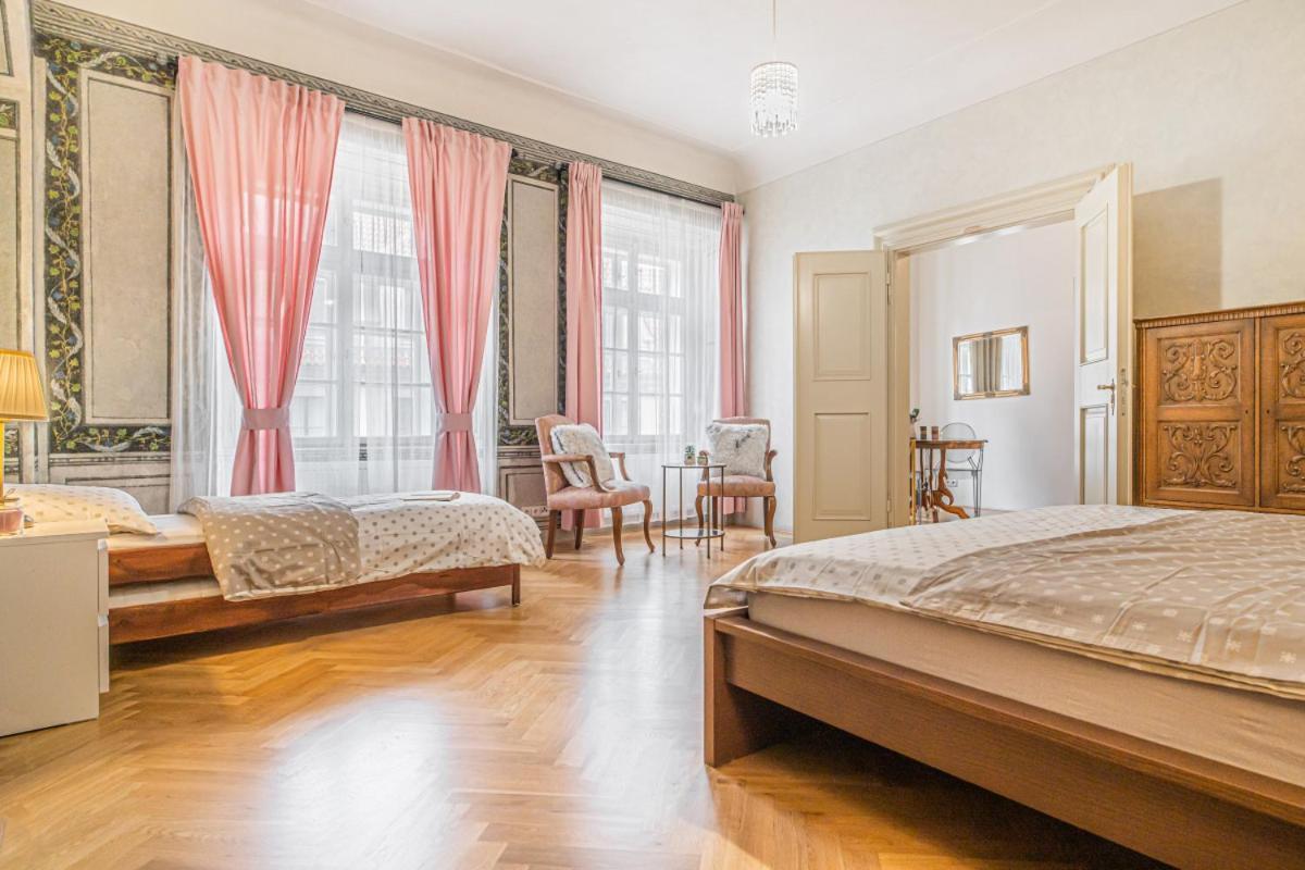 Apartament Bright & Spacious At Mala Strana, Charles Bridge 3 Min Of Walk Praga Zewnętrze zdjęcie