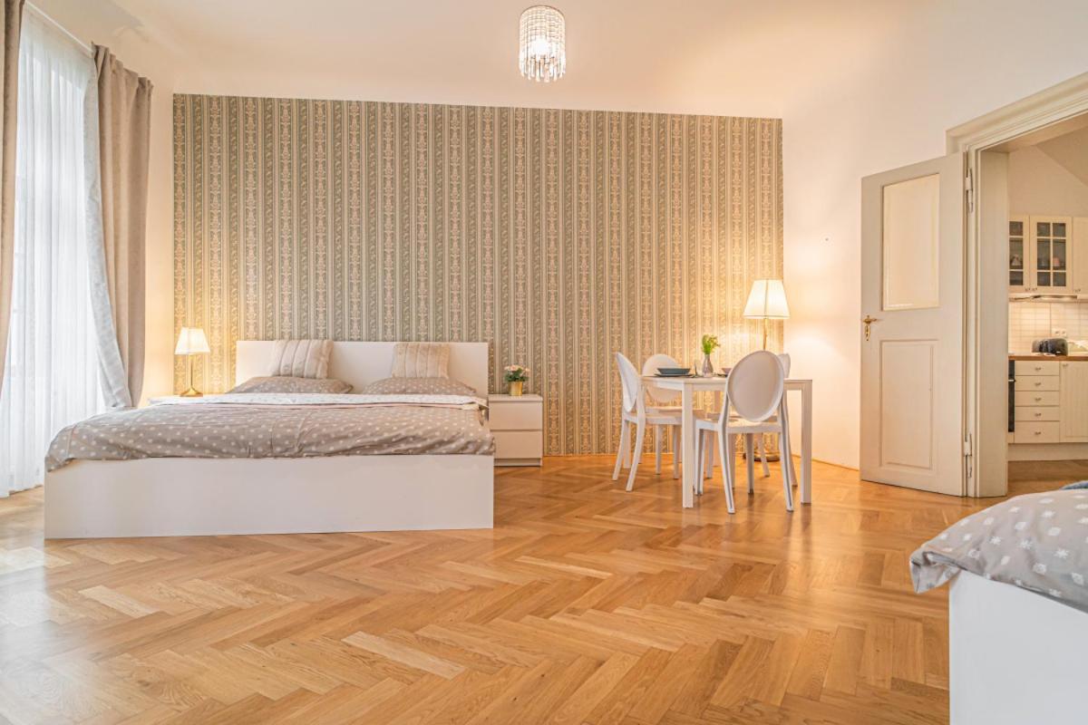 Apartament Bright & Spacious At Mala Strana, Charles Bridge 3 Min Of Walk Praga Zewnętrze zdjęcie