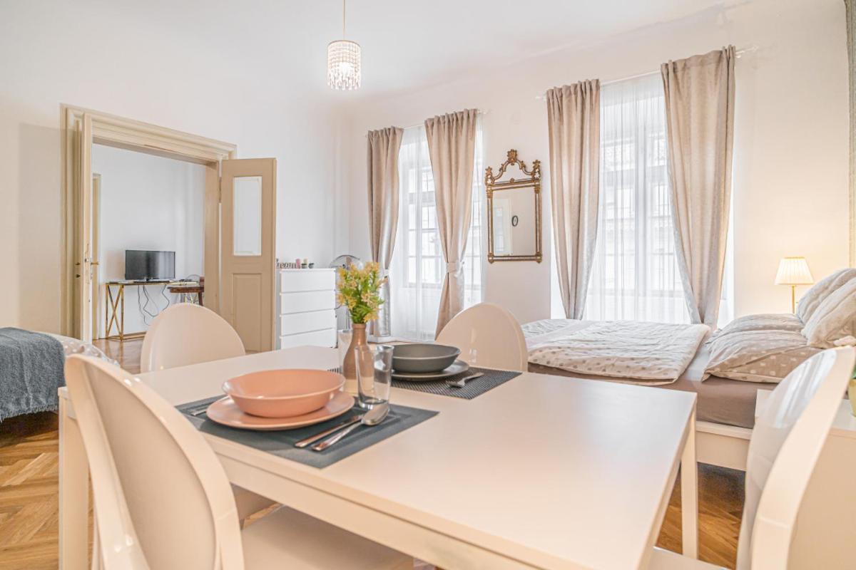 Apartament Bright & Spacious At Mala Strana, Charles Bridge 3 Min Of Walk Praga Zewnętrze zdjęcie
