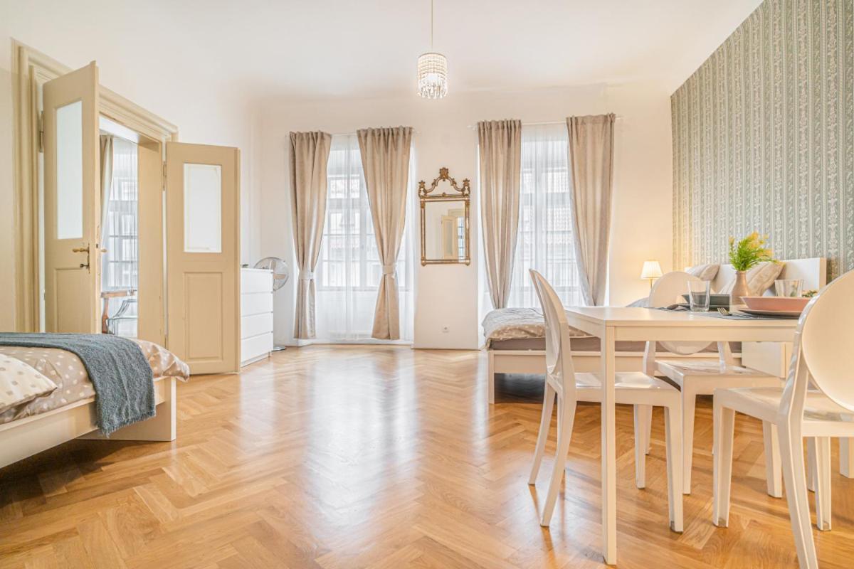 Apartament Bright & Spacious At Mala Strana, Charles Bridge 3 Min Of Walk Praga Zewnętrze zdjęcie
