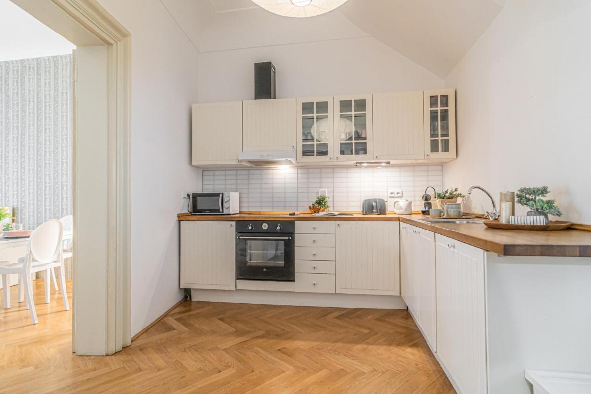 Apartament Bright & Spacious At Mala Strana, Charles Bridge 3 Min Of Walk Praga Zewnętrze zdjęcie