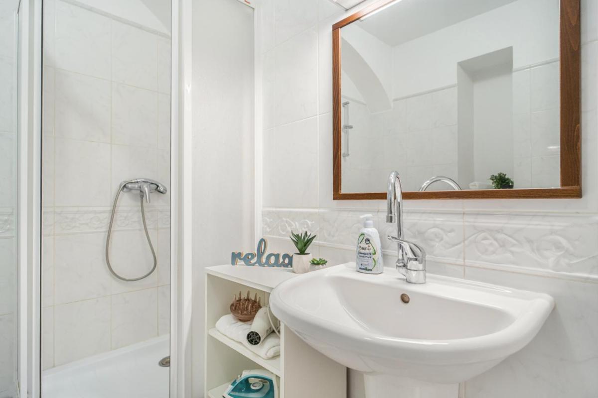 Apartament Bright & Spacious At Mala Strana, Charles Bridge 3 Min Of Walk Praga Zewnętrze zdjęcie