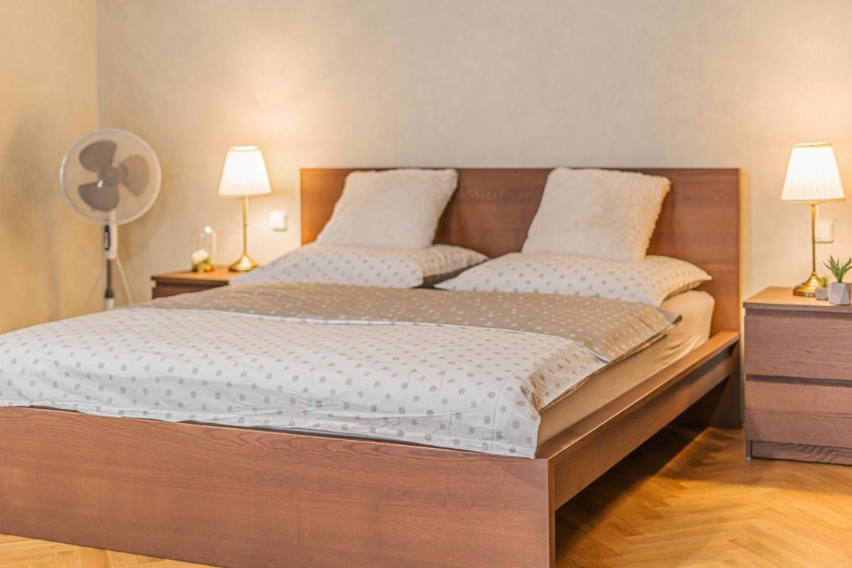 Apartament Bright & Spacious At Mala Strana, Charles Bridge 3 Min Of Walk Praga Zewnętrze zdjęcie