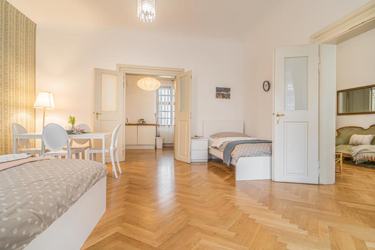 Apartament Bright & Spacious At Mala Strana, Charles Bridge 3 Min Of Walk Praga Zewnętrze zdjęcie