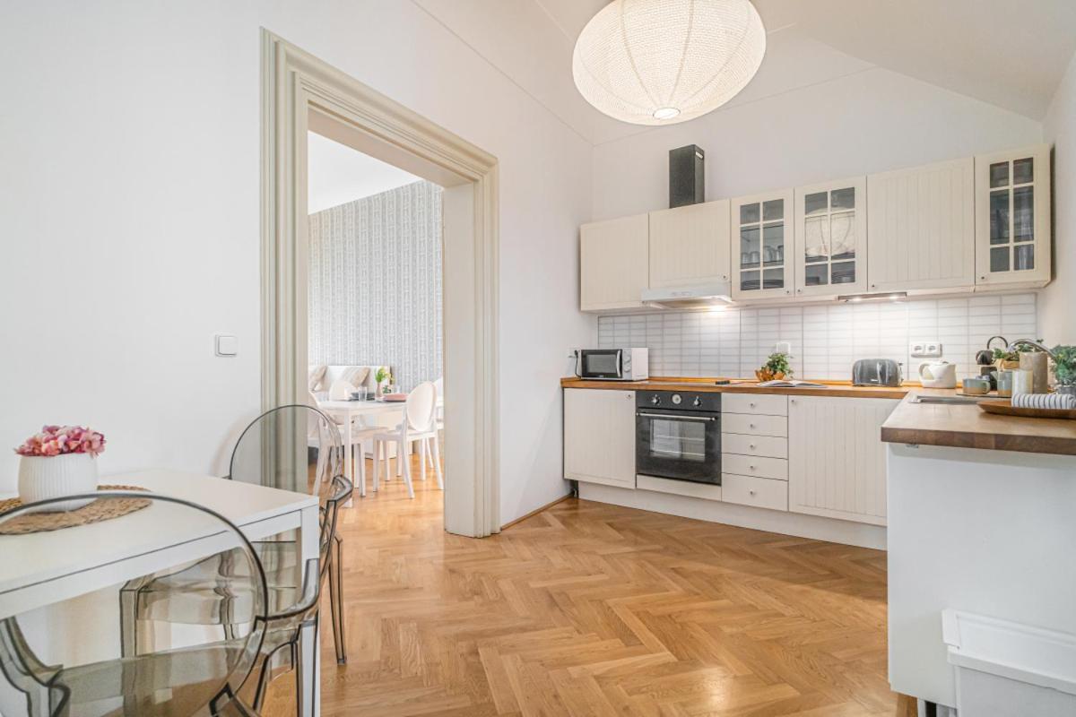 Apartament Bright & Spacious At Mala Strana, Charles Bridge 3 Min Of Walk Praga Zewnętrze zdjęcie