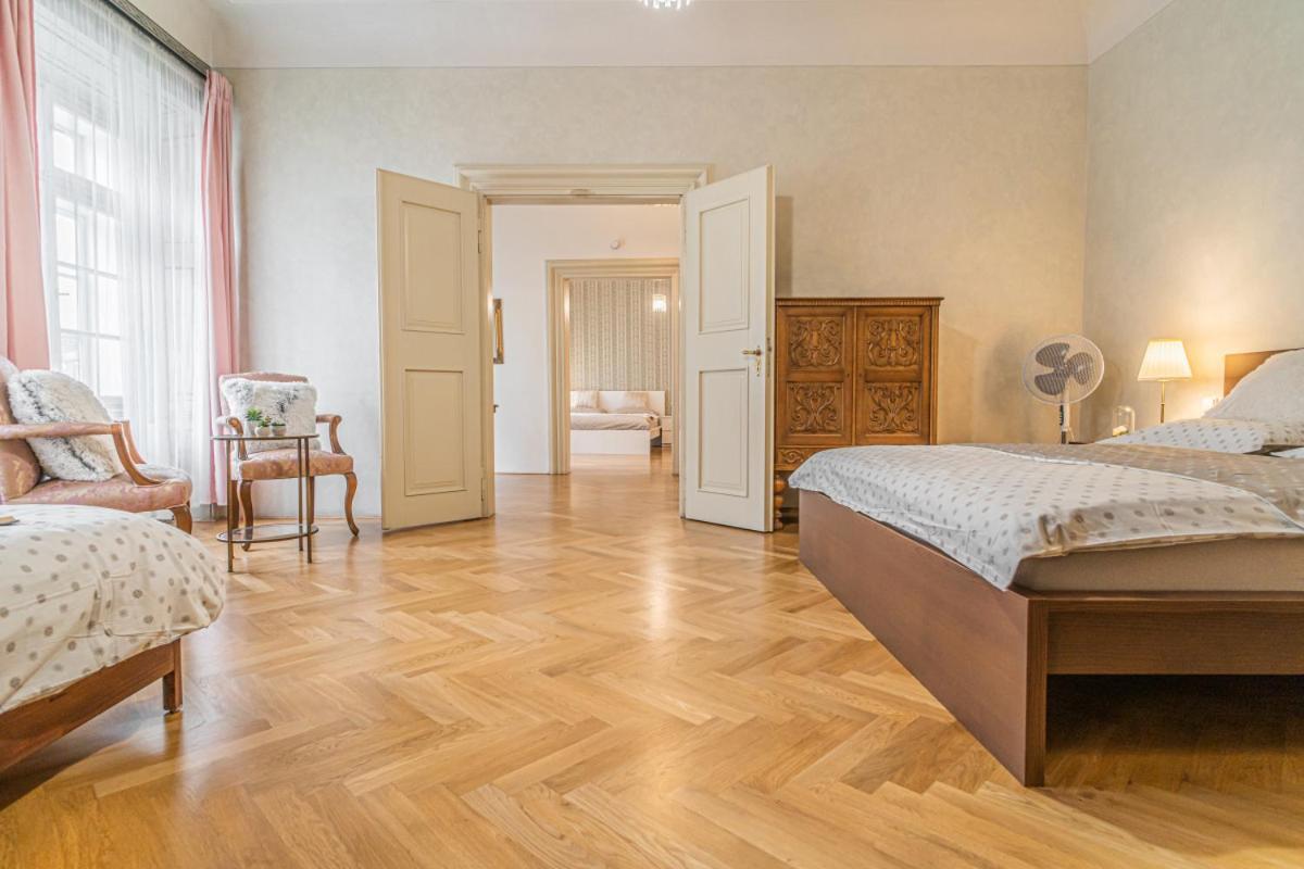 Apartament Bright & Spacious At Mala Strana, Charles Bridge 3 Min Of Walk Praga Zewnętrze zdjęcie