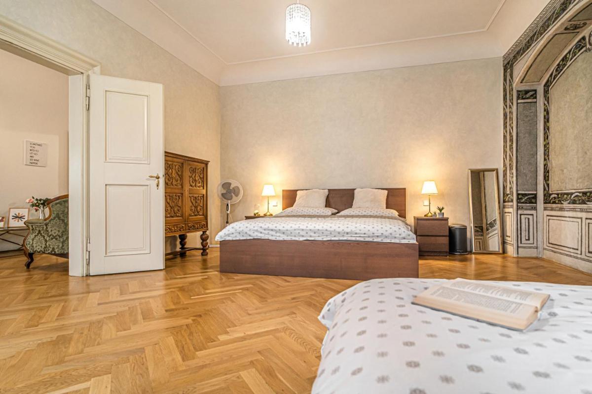 Apartament Bright & Spacious At Mala Strana, Charles Bridge 3 Min Of Walk Praga Zewnętrze zdjęcie