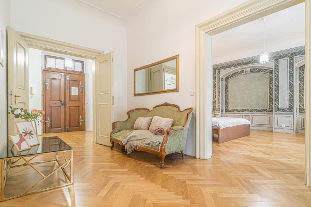 Apartament Bright & Spacious At Mala Strana, Charles Bridge 3 Min Of Walk Praga Zewnętrze zdjęcie