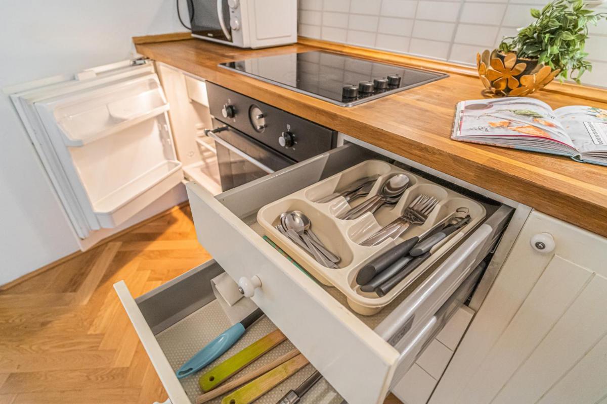 Apartament Bright & Spacious At Mala Strana, Charles Bridge 3 Min Of Walk Praga Zewnętrze zdjęcie